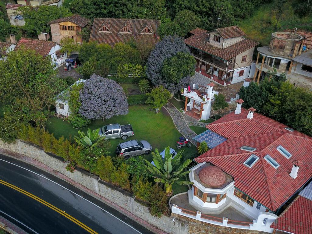 una vista aérea de una casa con techo rojo en Hostal Mamá Hilda, en Chugchilán