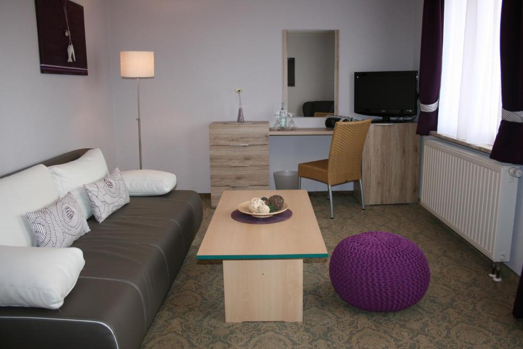 TV a/nebo společenská místnost v ubytování DAS HUDEWALD Hotel & Resort