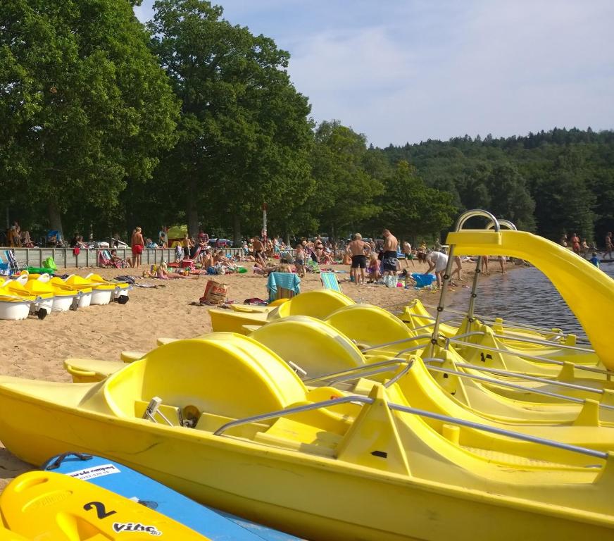 a bunch of yellow boats sitting on a beach at Lygnareds Camping in Alingsås