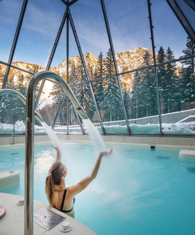 Bazén v ubytovaní Val di Luce SPA Resort alebo v jeho blízkosti