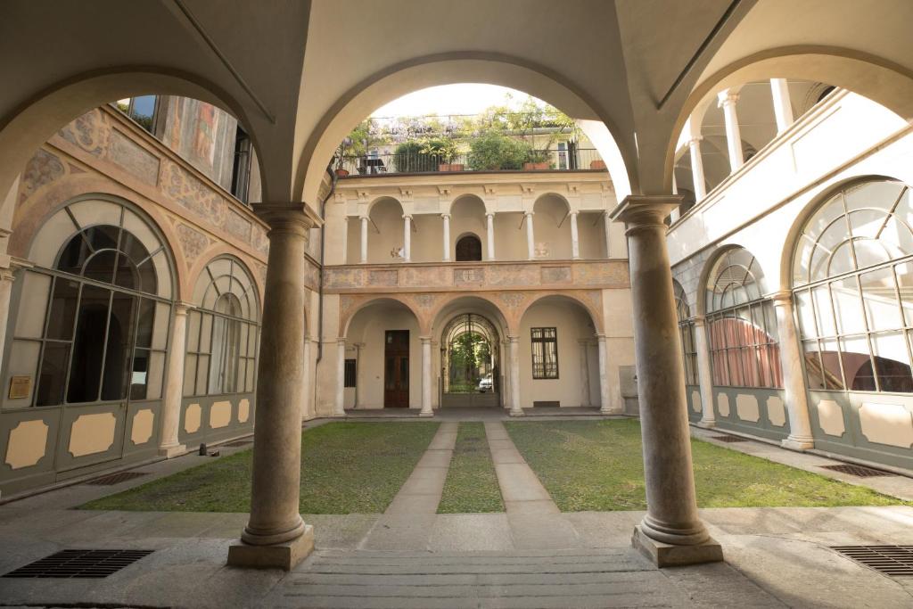 都靈的住宿－斯坦帕特里大街住宿加早餐旅館，一座有柱子的古老建筑的空庭院