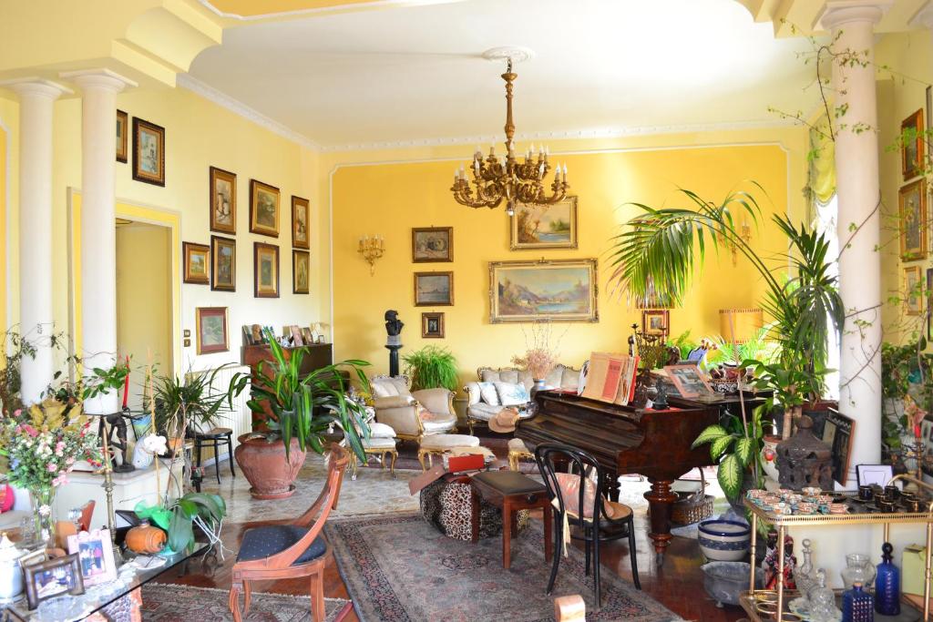 ナポリにあるSulle Tracce Di Sofia Lorenの植物が多くピアノが置かれたリビングルーム