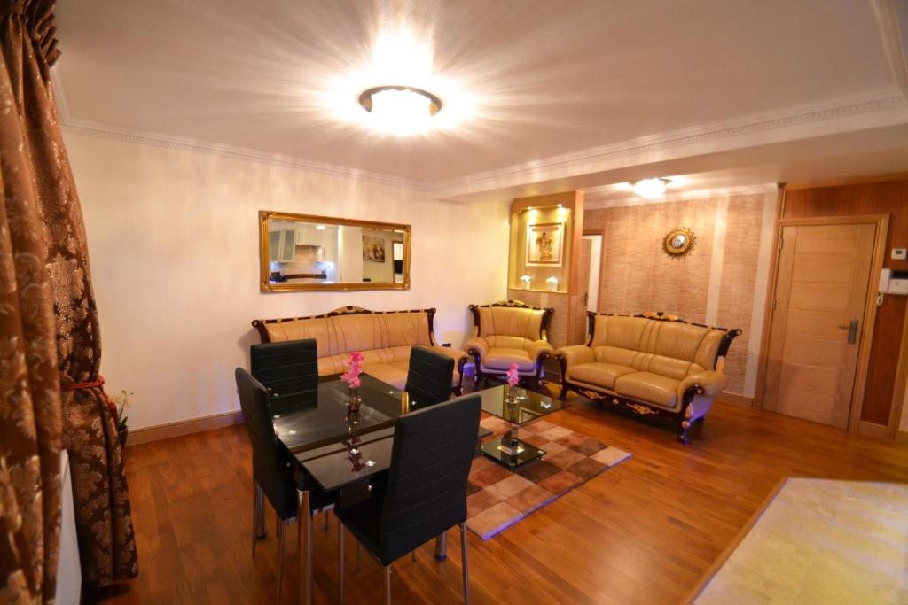 Hyde Park Suites - Superior Three-Bedroom Apartment