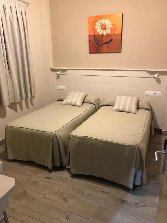 Postel nebo postele na pokoji v ubytování Hostal Los Encinares
