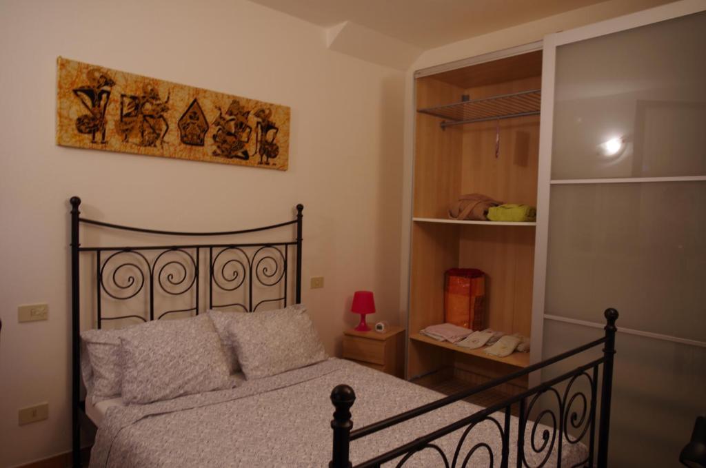 una camera con letto nero e mensola di Residenza Ducale a Ferrara