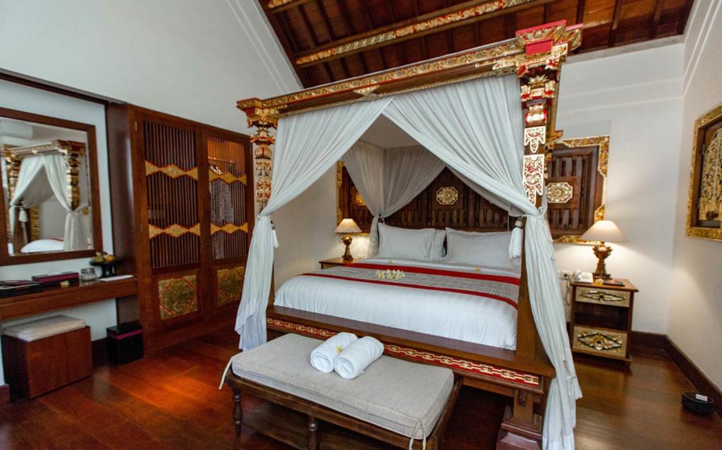 Postel nebo postele na pokoji v ubytování Dwaraka The Royal Villas
