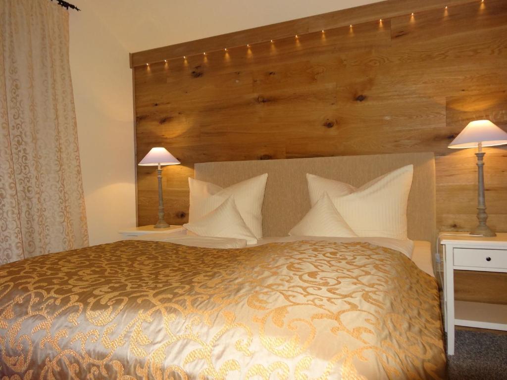 Postel nebo postele na pokoji v ubytování Hotel Am Rehberg