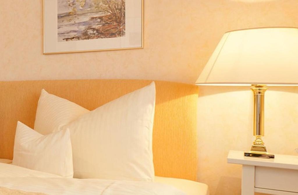Postel nebo postele na pokoji v ubytování Hotel Am Rehberg