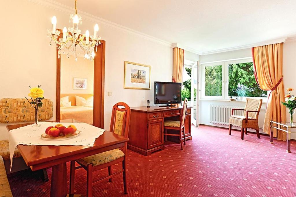 TV a/nebo společenská místnost v ubytování Hotel Am Rehberg