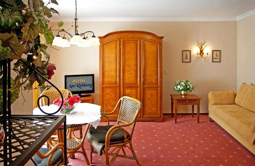 TV a/nebo společenská místnost v ubytování Hotel Am Rehberg