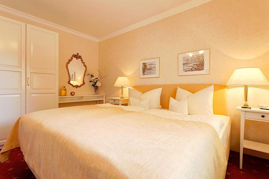 Postel nebo postele na pokoji v ubytování Hotel Am Rehberg