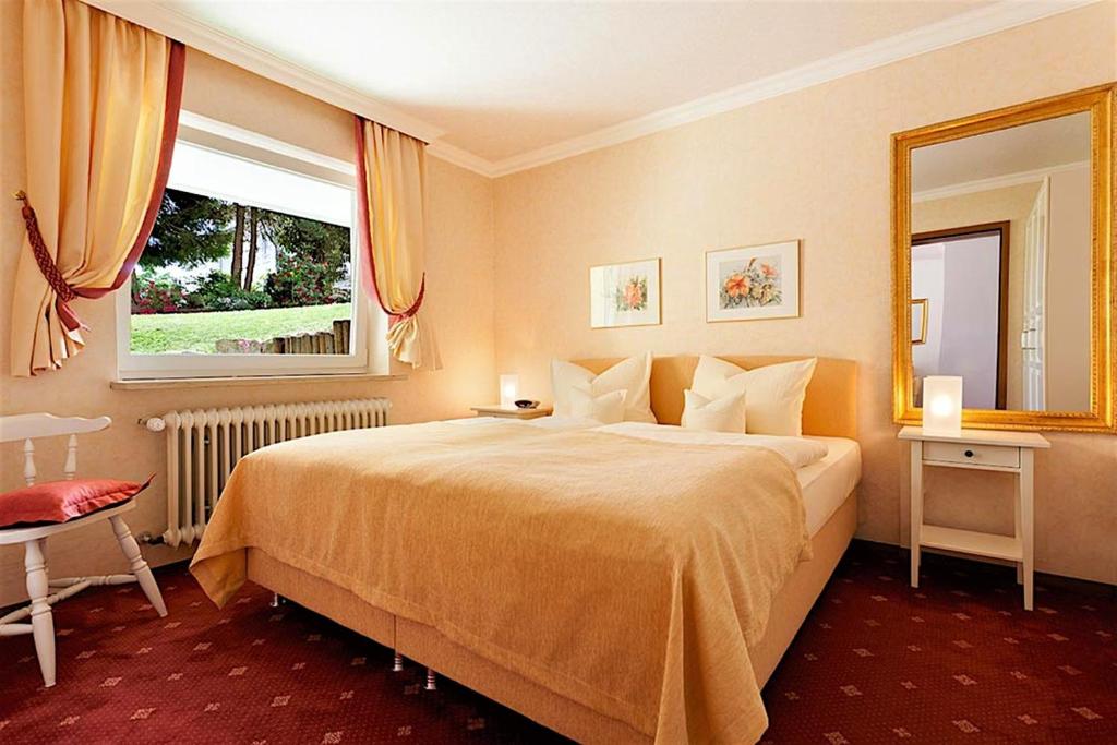 Postel nebo postele na pokoji v ubytování Hotel Am Rehberg