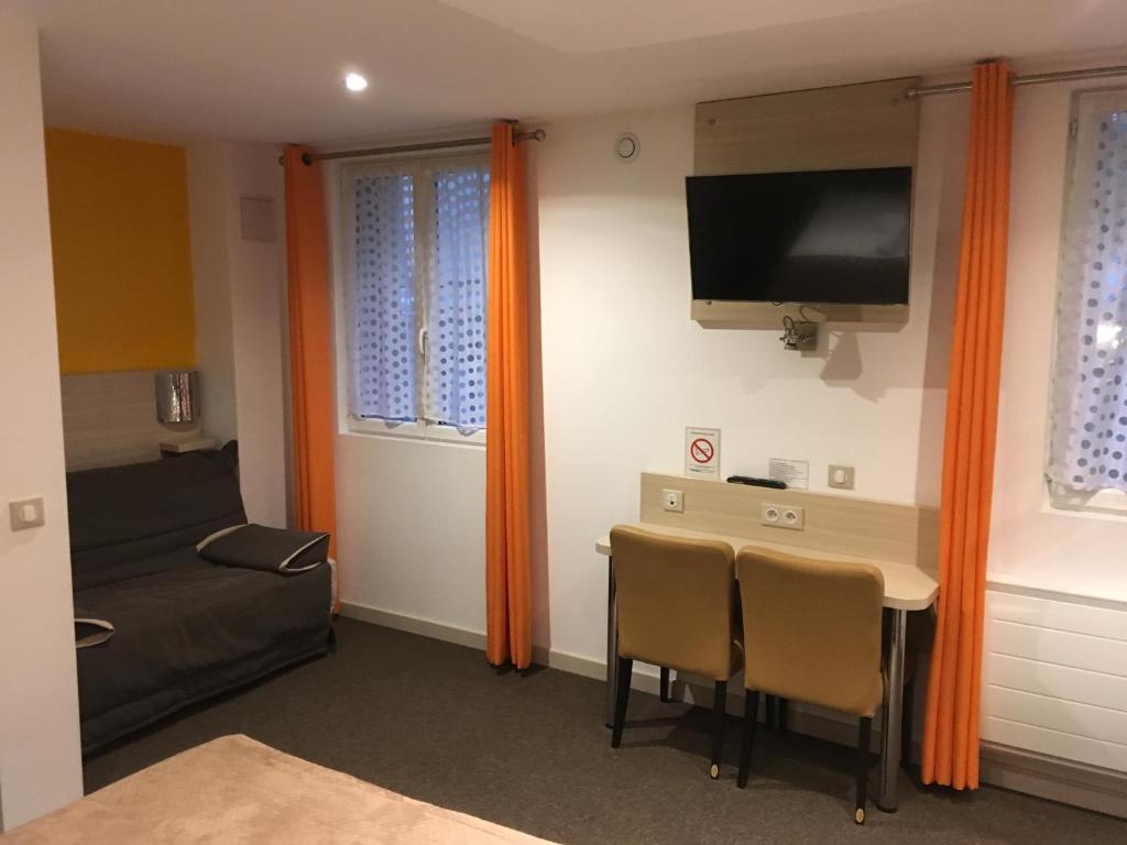 TV a/nebo společenská místnost v ubytování Hôtel de Paris La Défense