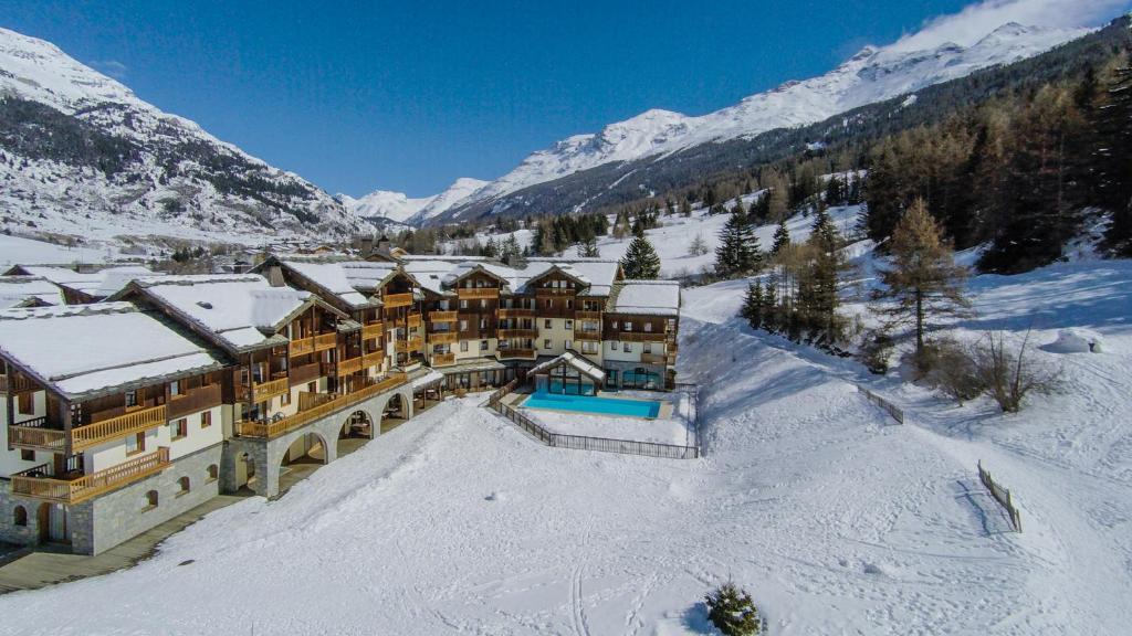 an aerial view of a resort in the snow at Les Alpages De Val Cenis by Resid&amp;co in Lanslebourg-Mont-Cenis