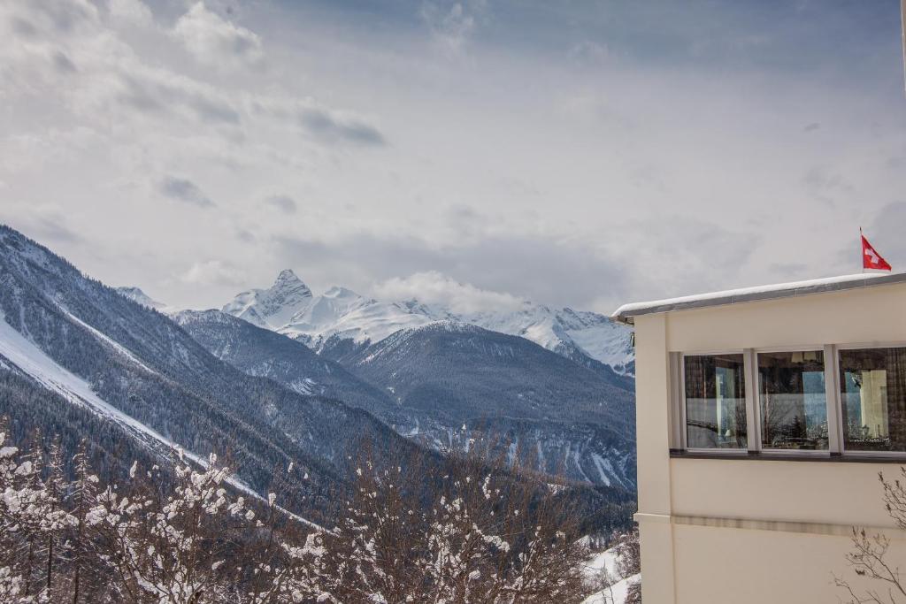 Nespecifikovaný výhled na hory nebo výhled na hory při pohledu z hotelu
