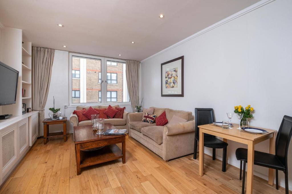 Delightful Kensington Home close to Hyde Park by UndertheDoormat