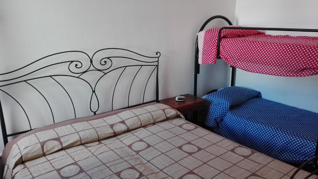 1 dormitorio con 1 cama y 1 colchón reforzado en Un mare da sogno, en Sannicola