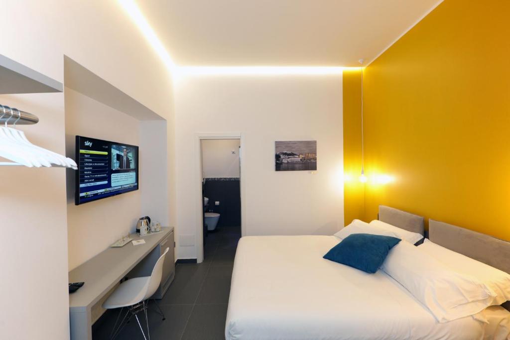 sypialnia z łóżkiem, biurkiem i umywalką w obiekcie Cellamare Suite & Spa w mieście Neapol