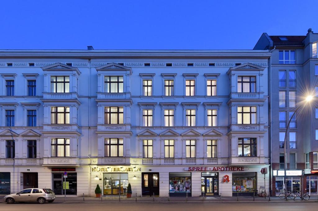 ein großes Gebäude an der Ecke einer Straße in der Unterkunft Hotel Tiergarten Berlin in Berlin