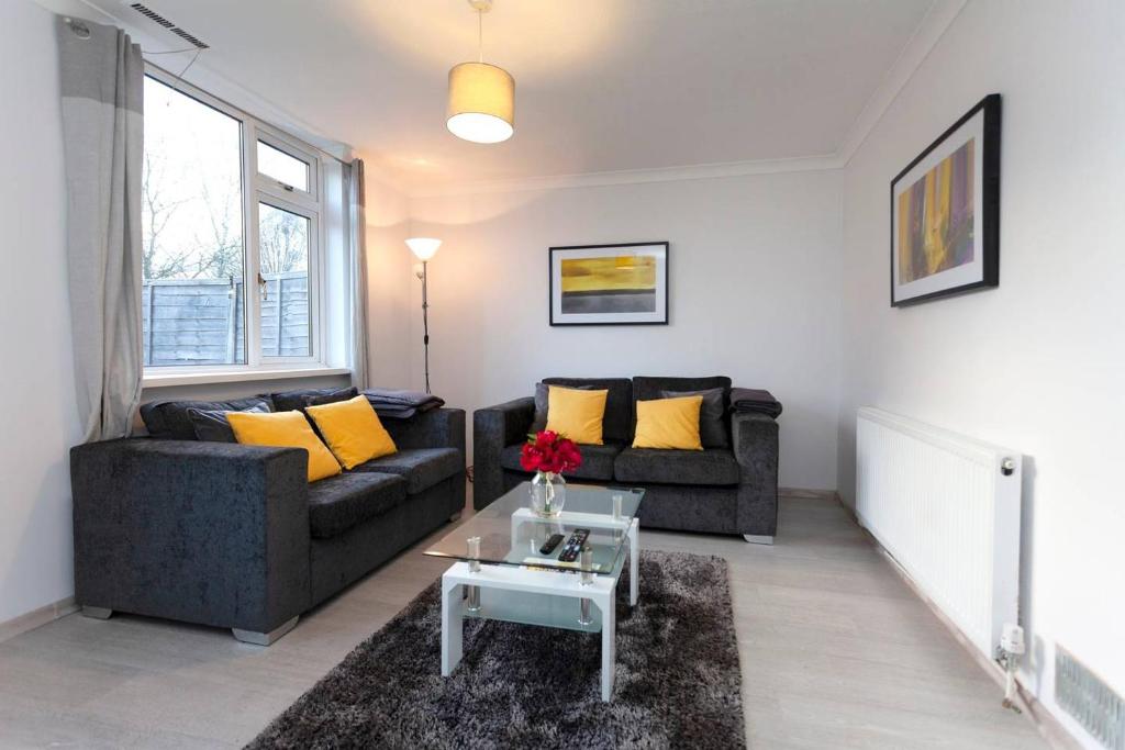 Sala de estar con 2 sofás y mesa en Shell, en Loughborough