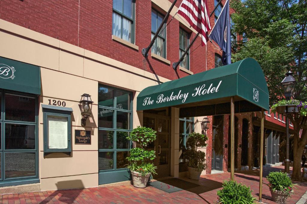 um edifício com um toldo verde numa rua em The Berkeley Hotel em Richmond