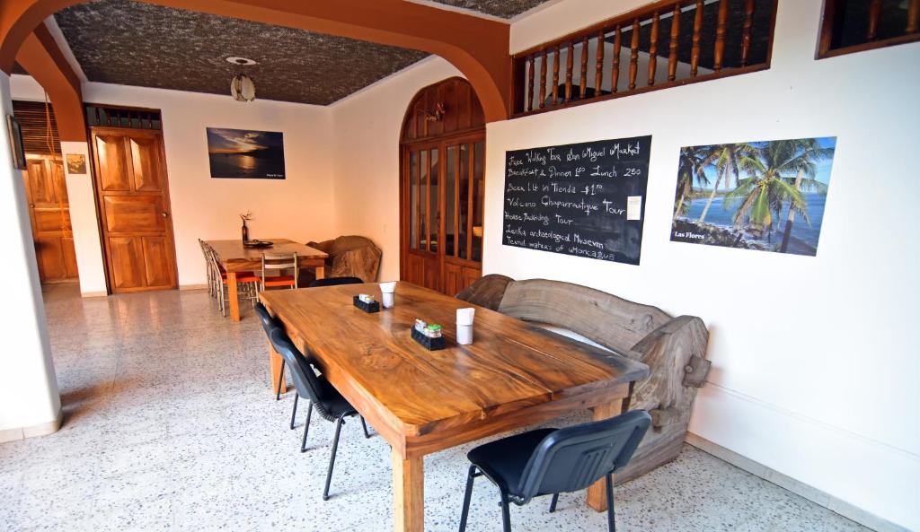 comedor con mesa de madera y sillas en Hotel Europa, en San Miguel