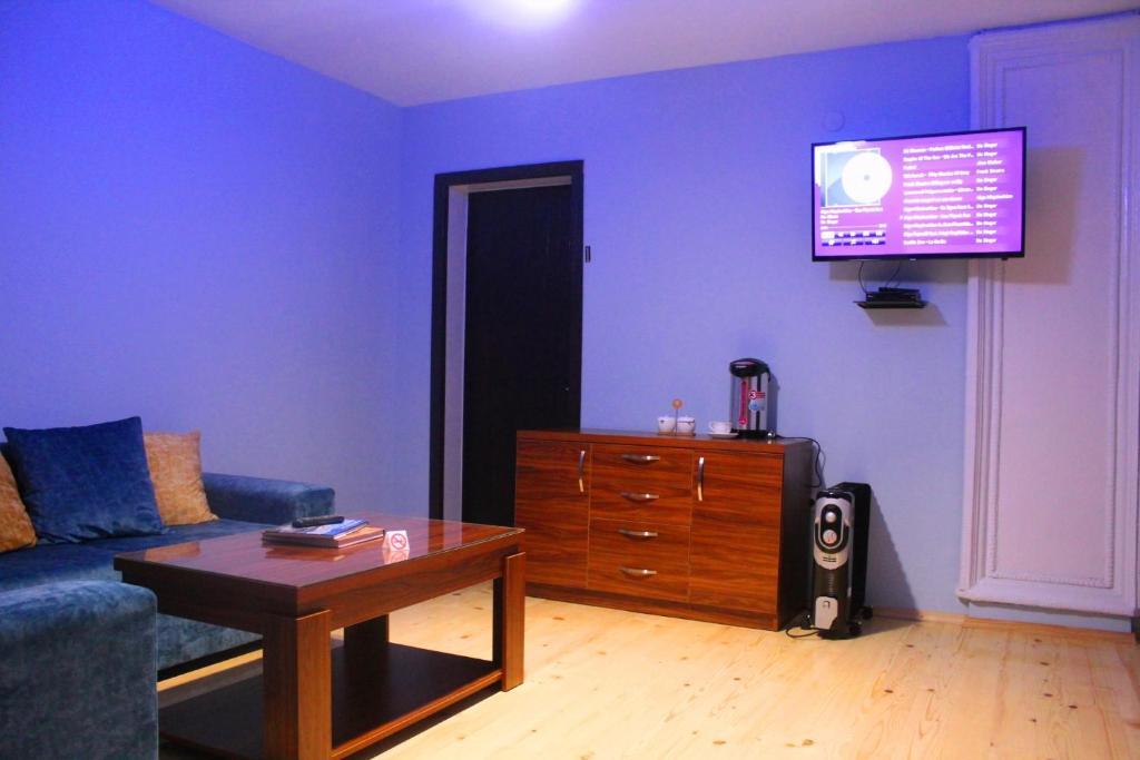 TV a/nebo společenská místnost v ubytování Guesthouse AlpenRose
