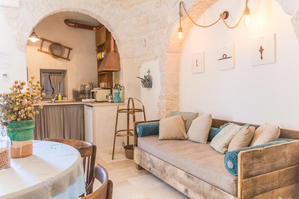 Posedenie v ubytovaní Navolte Trulli e Quiete con Piscina