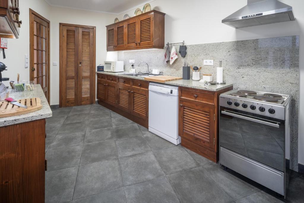 Kuchyň nebo kuchyňský kout v ubytování Palácio - Exclusive Villa, Caloura