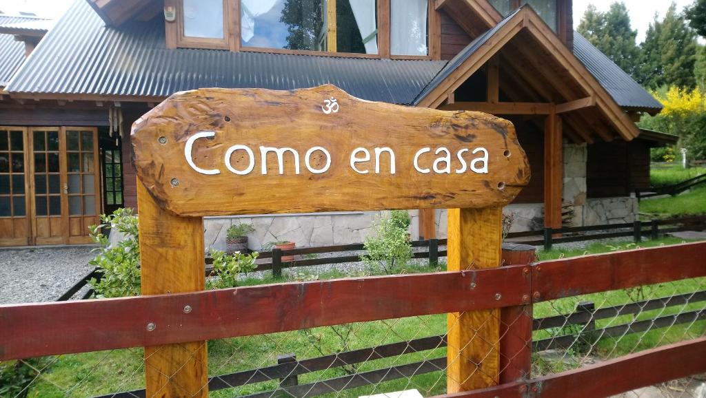 Una señal que dice que venga una casa delante de una casa en Bed and Breakfast Como en Casa en Villa La Angostura