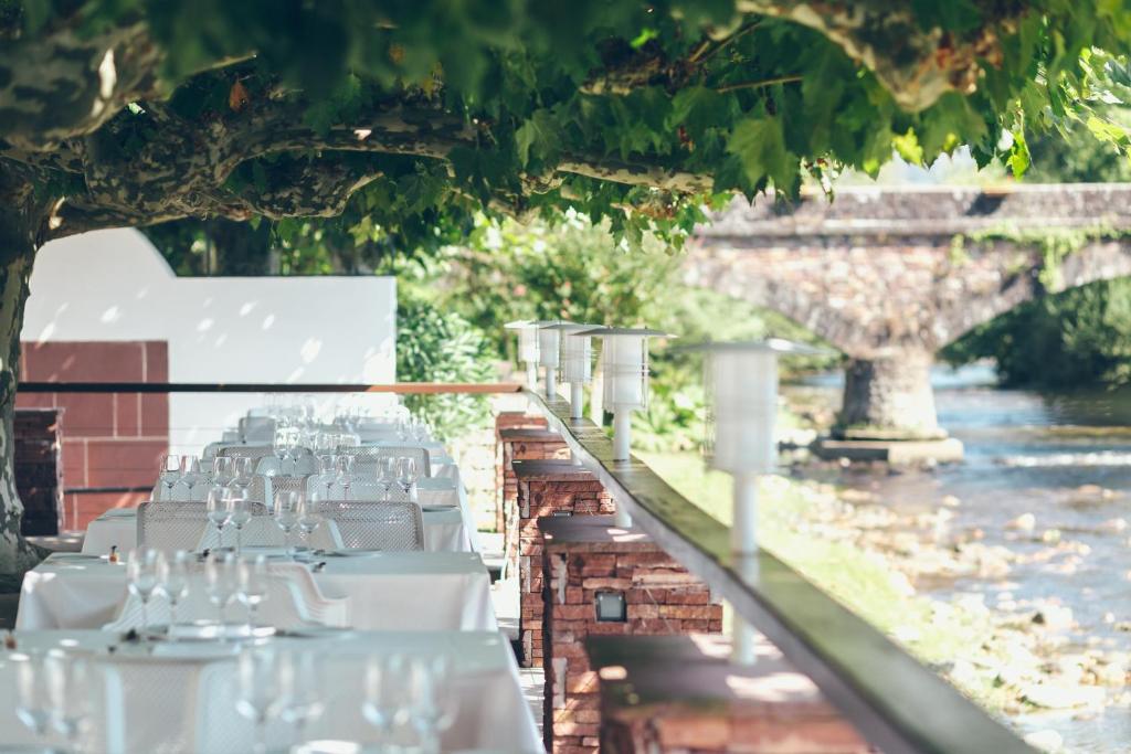 Restaurace v ubytování Hôtel Arcé