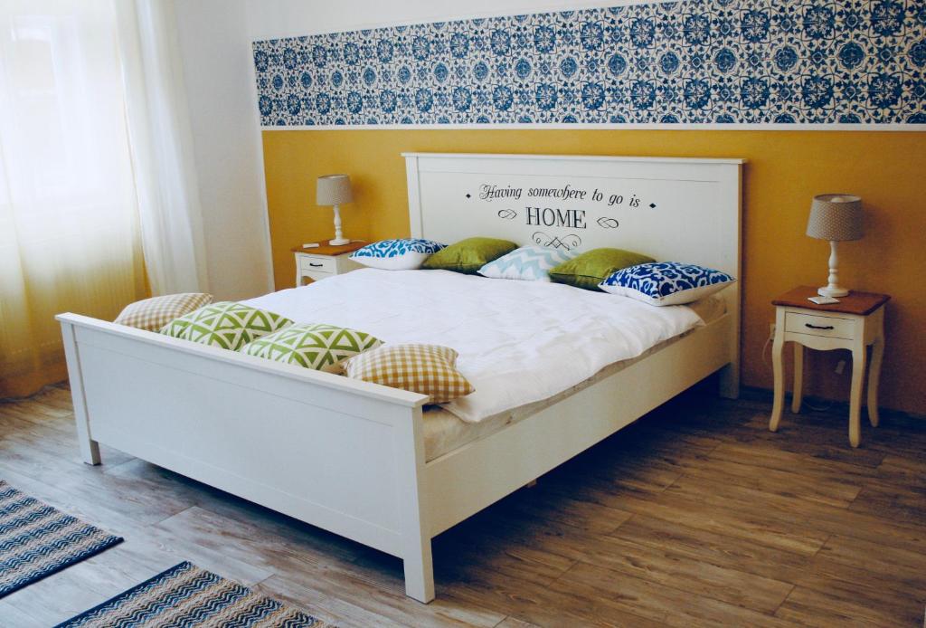 A bed or beds in a room at BonTon Apartments Sibiu