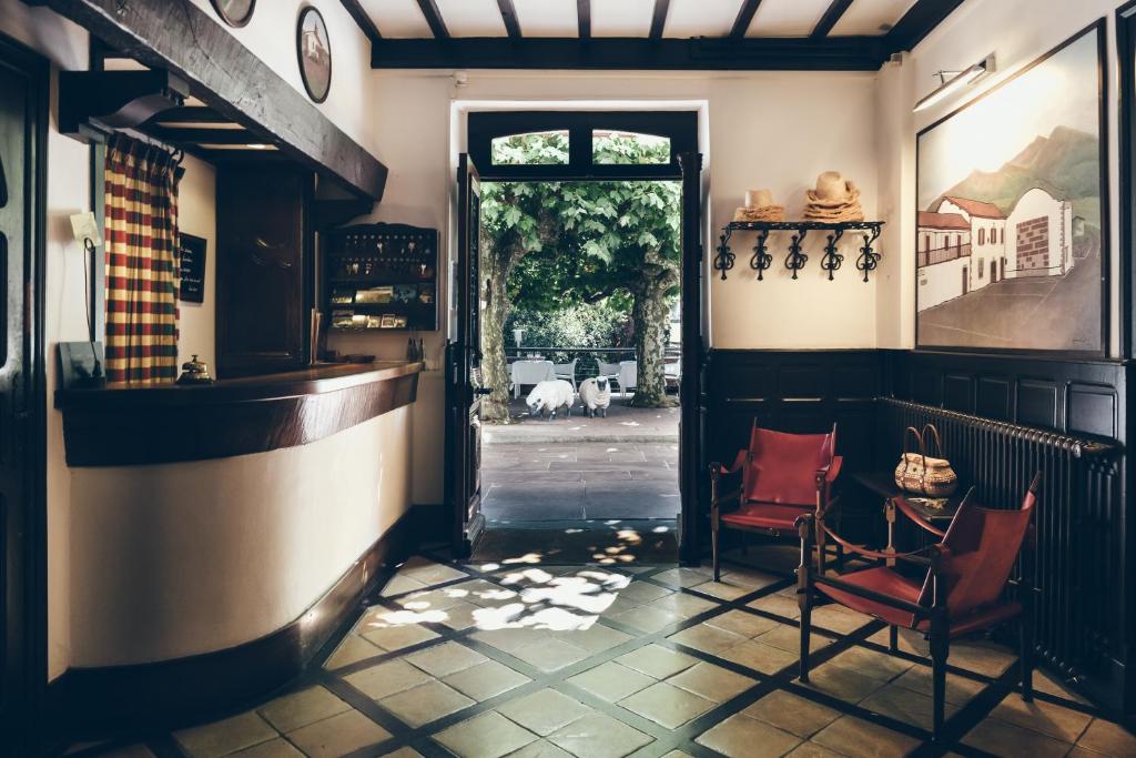 Posezení v ubytování Hôtel Arcé