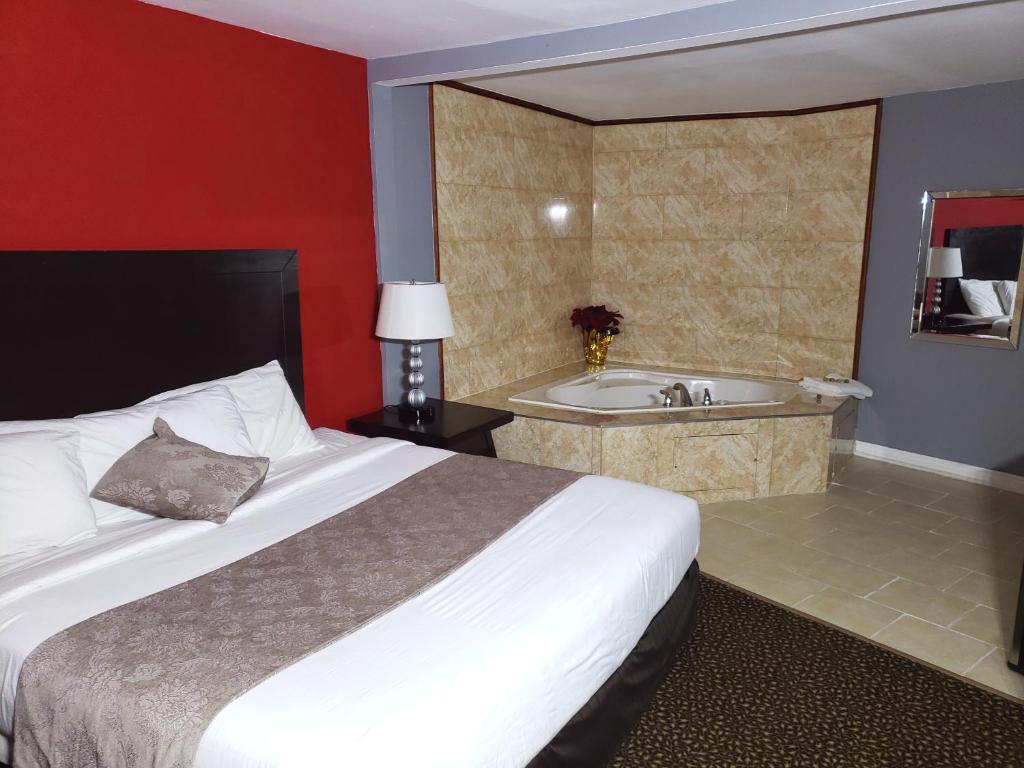 Postel nebo postele na pokoji v ubytování Regency Inn & Suites