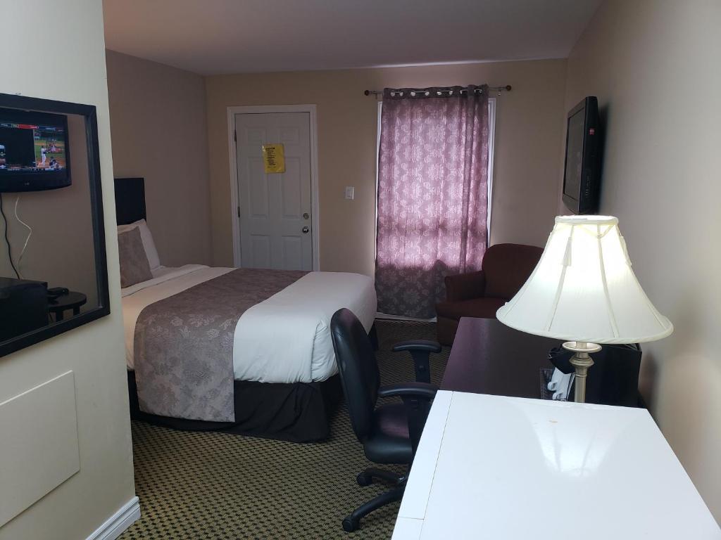 Postel nebo postele na pokoji v ubytování Regency Inn & Suites