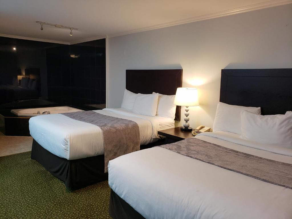 Postel nebo postele na pokoji v ubytování Regency Inn & Suites