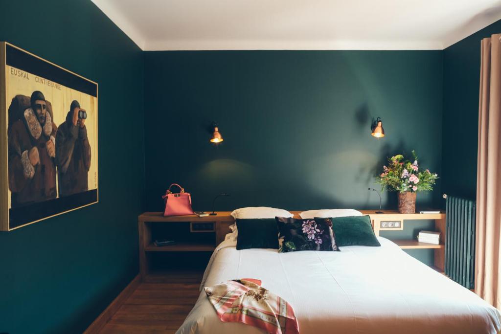 Postel nebo postele na pokoji v ubytování Hôtel Arcé