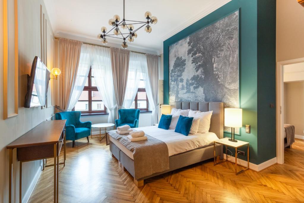 1 dormitorio con 1 cama, mesa y sillas en MR 3 Apartments, en Cracovia