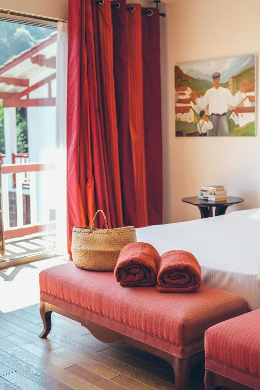 Postel nebo postele na pokoji v ubytování Hôtel Arcé