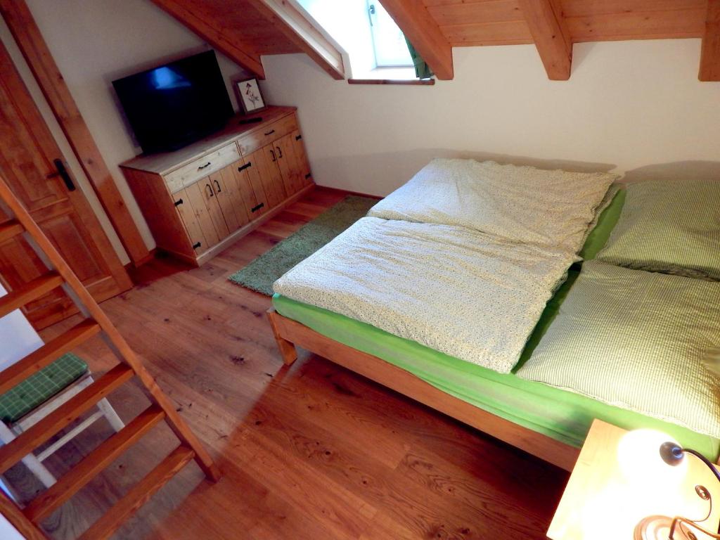 Postel nebo postele na pokoji v ubytování Kajzrovka