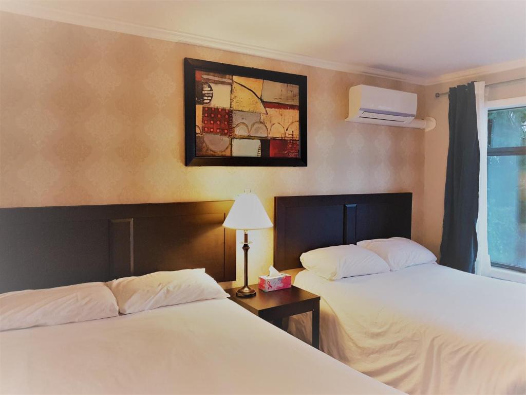 Postel nebo postele na pokoji v ubytování Westview Centre Motel Ltd