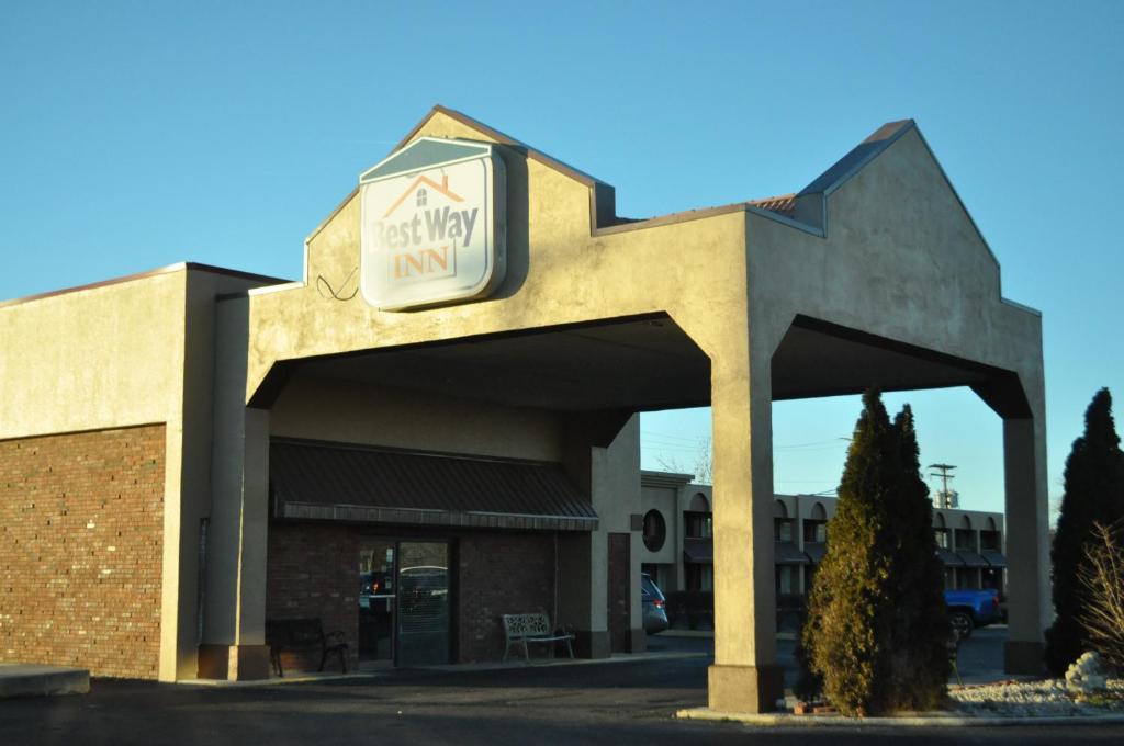 een gebouw met een bord voor aeway inn bij Bestway Inn - Madison in Madison