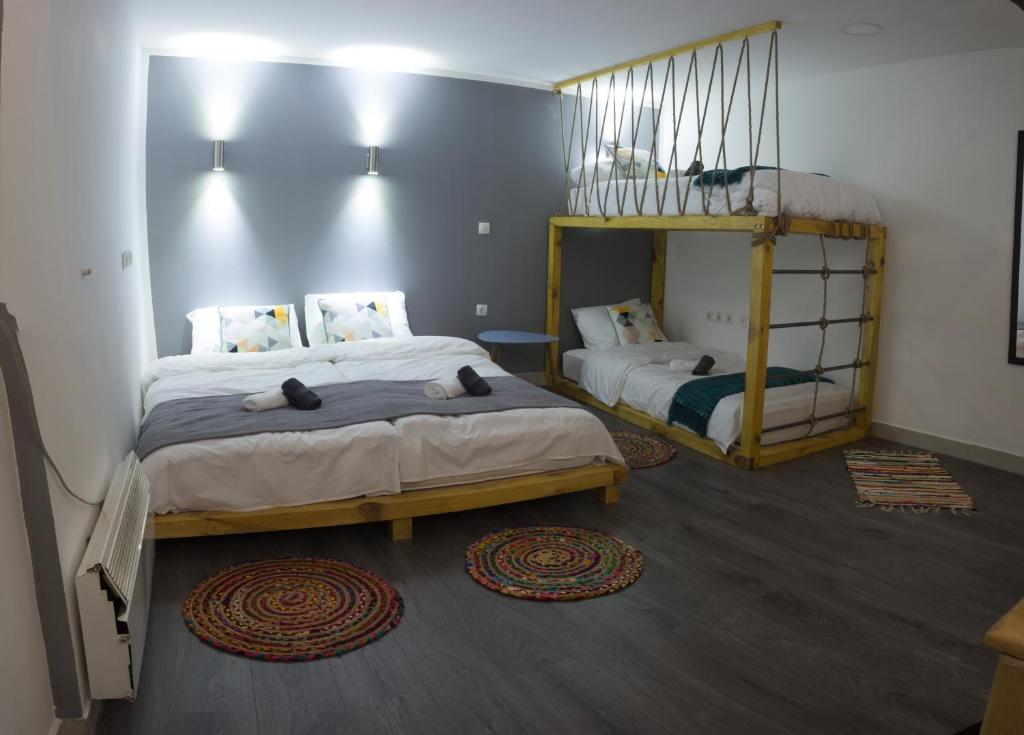 een slaapkamer met 2 bedden en een stapelbed bij Apartman Freedom in Sarajevo