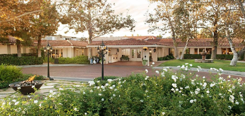 um edifício com um pátio com flores e árvores em Rancho Bernardo Inn em Rancho Bernardo