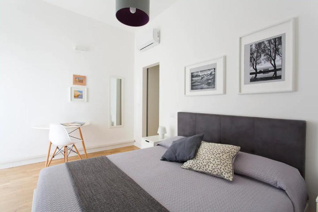 sypialnia z dużym łóżkiem i biurkiem w obiekcie BB4U Apartments w mieście Palermo
