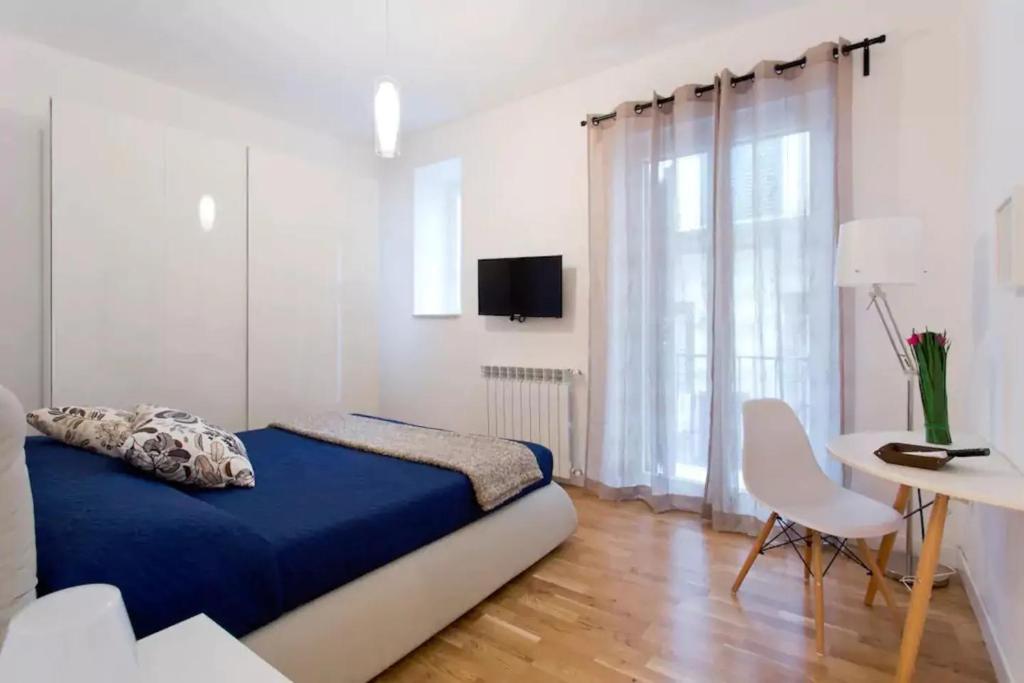 sypialnia z łóżkiem, stołem i biurkiem w obiekcie BB4U Apartments w mieście Palermo