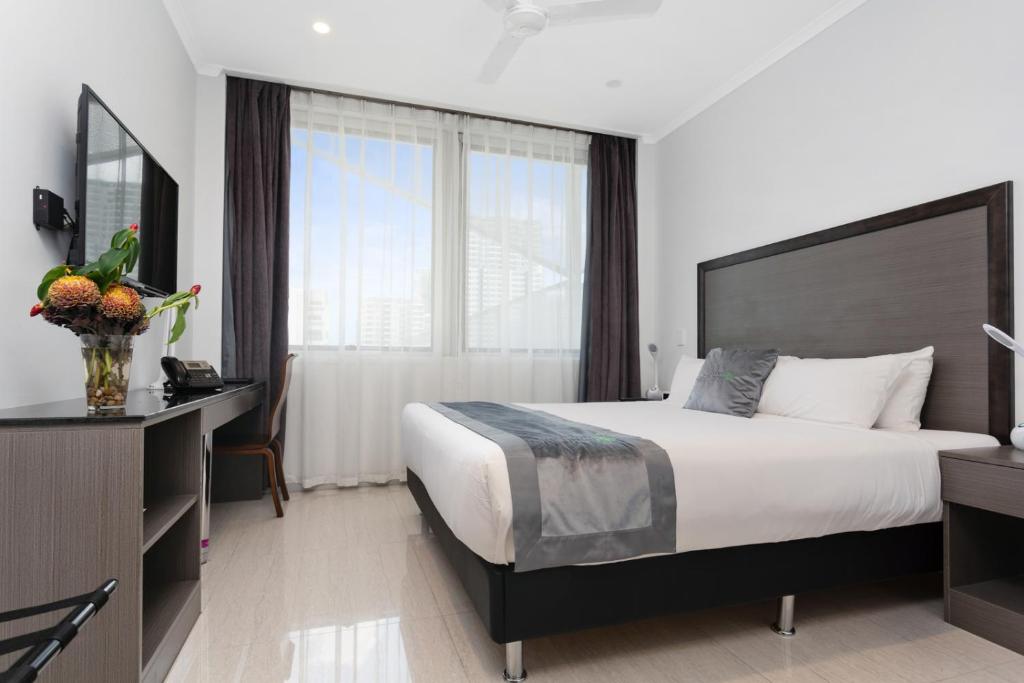 Ένα ή περισσότερα κρεβάτια σε δωμάτιο στο Darwin City Hotel