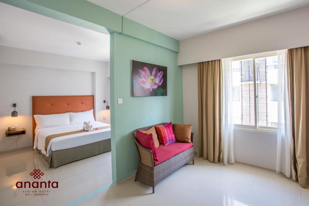 Postel nebo postele na pokoji v ubytování Ananta Legian Hotel