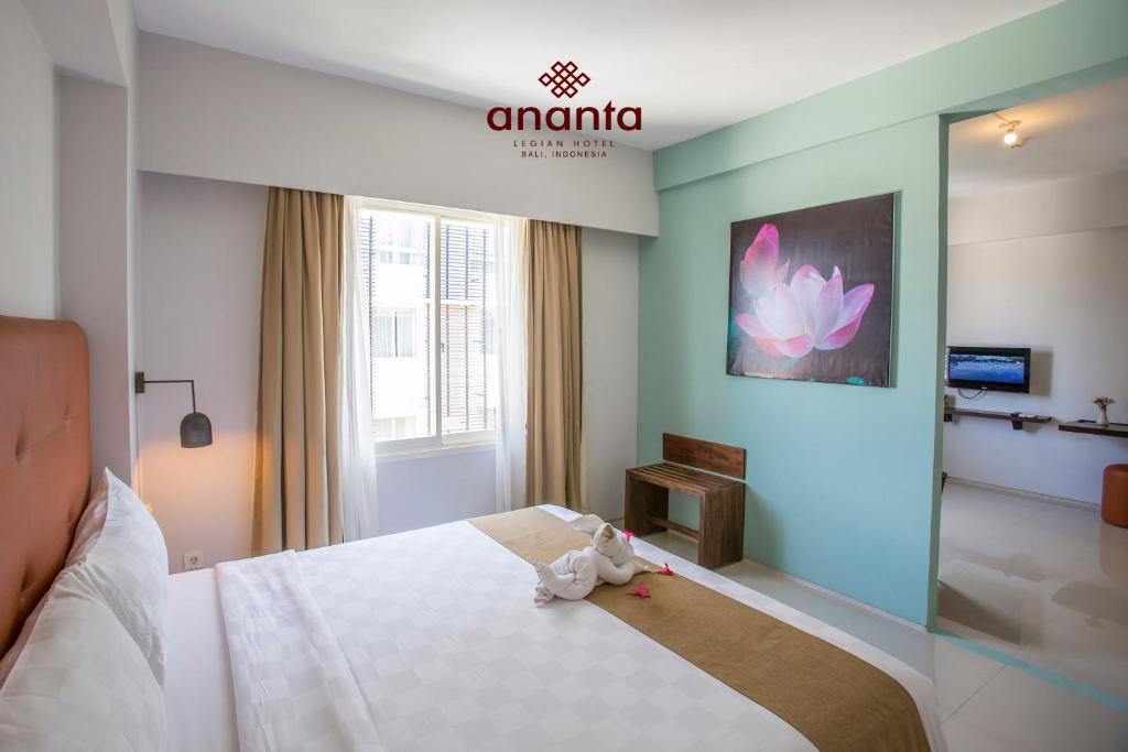 Postel nebo postele na pokoji v ubytování Ananta Legian Hotel