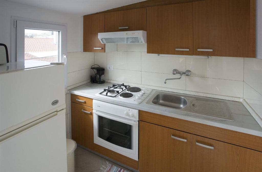 Kuchyň nebo kuchyňský kout v ubytování Apartments Gudelj